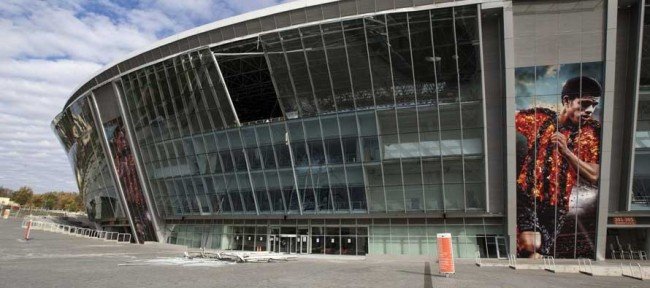 donbass-arena-exterior-bomb-damage.jpg